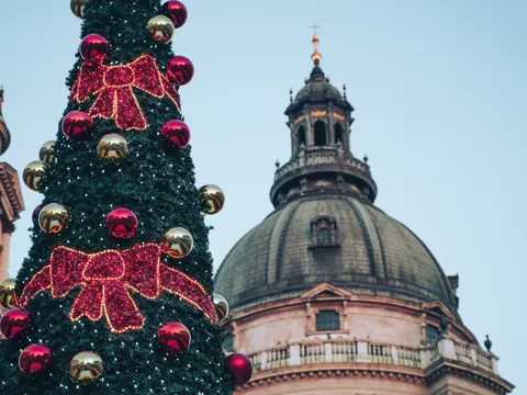 Un primer plano de las decoraciones festivas del Mercado de Navidad de Budapest.