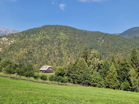 Postal de la campiña rumana que se puede ver en la ruta de senderismo que se realiza en esta excursión por pueblos de montaña..