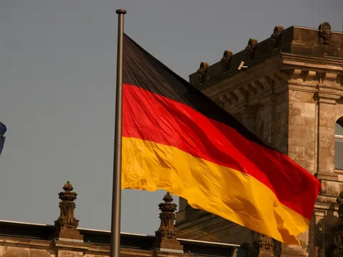 Bandera de Alemania y de la Unión Europea frente al edificio del Reichstag.