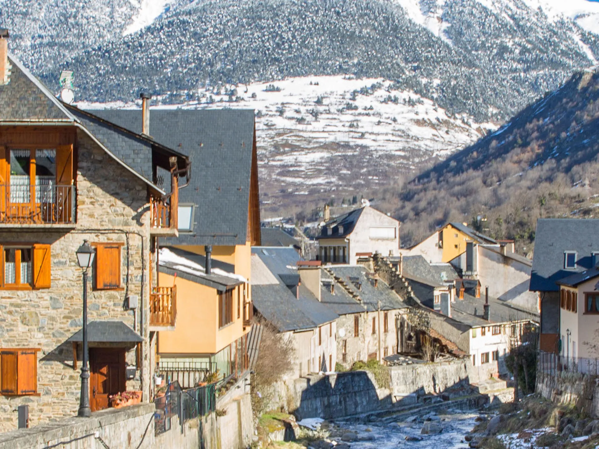 Pueblo de Vielha atravesado por el rio Garona Qué ver en Baqueira Beret - Vielha - Buendía