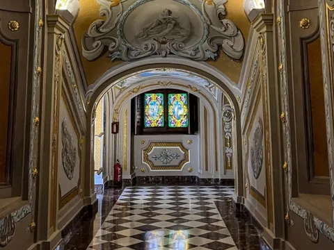 Fuentes de los jardines y fachada del Palacio de La Granja en Segovia, España