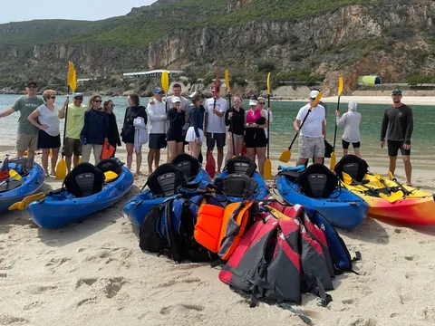 Aventura compartida, recuerdos en grupo sobre las aguas cristalinas de Arrábida con una foto grupal.