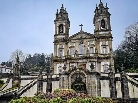 Santuario do Bom Jesus en Braga con su fachada barroca y escaleras monumentales
