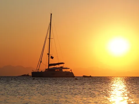 Paseo en barco al atardecer y cocktail en el Puerto del Carmen