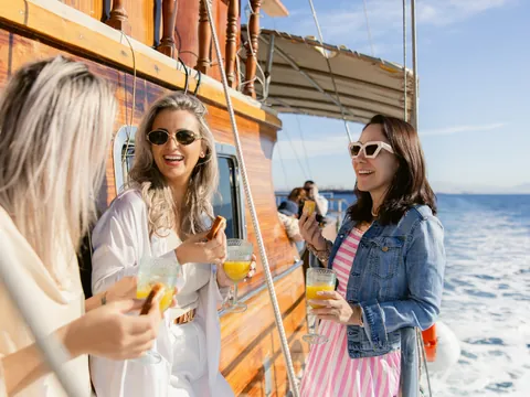Brindis con las bebidas que están incluidas a bordo.