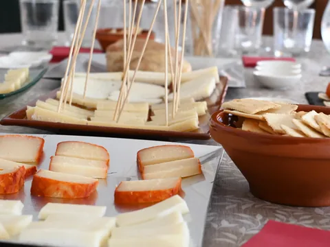tour Queseria Cáceres experiencia Gastronomica Degustacion Quesos Extremandura