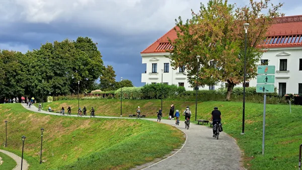 Parque de Vilna con participantes de este tour en bici.
