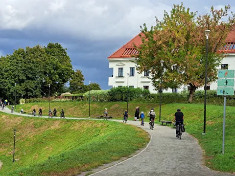 Parque de Vilna con participantes de este tour en bici.