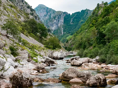 Río Cares fluyendo en los Picos de Europa