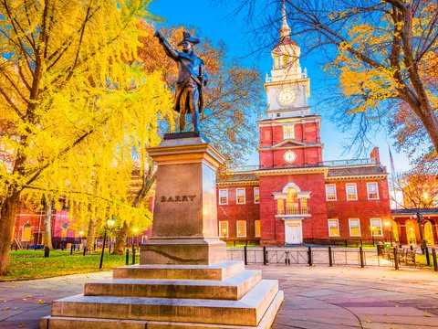 Independence Hall en Filadelfia en otoño, Pensilvania, Estados Unidos