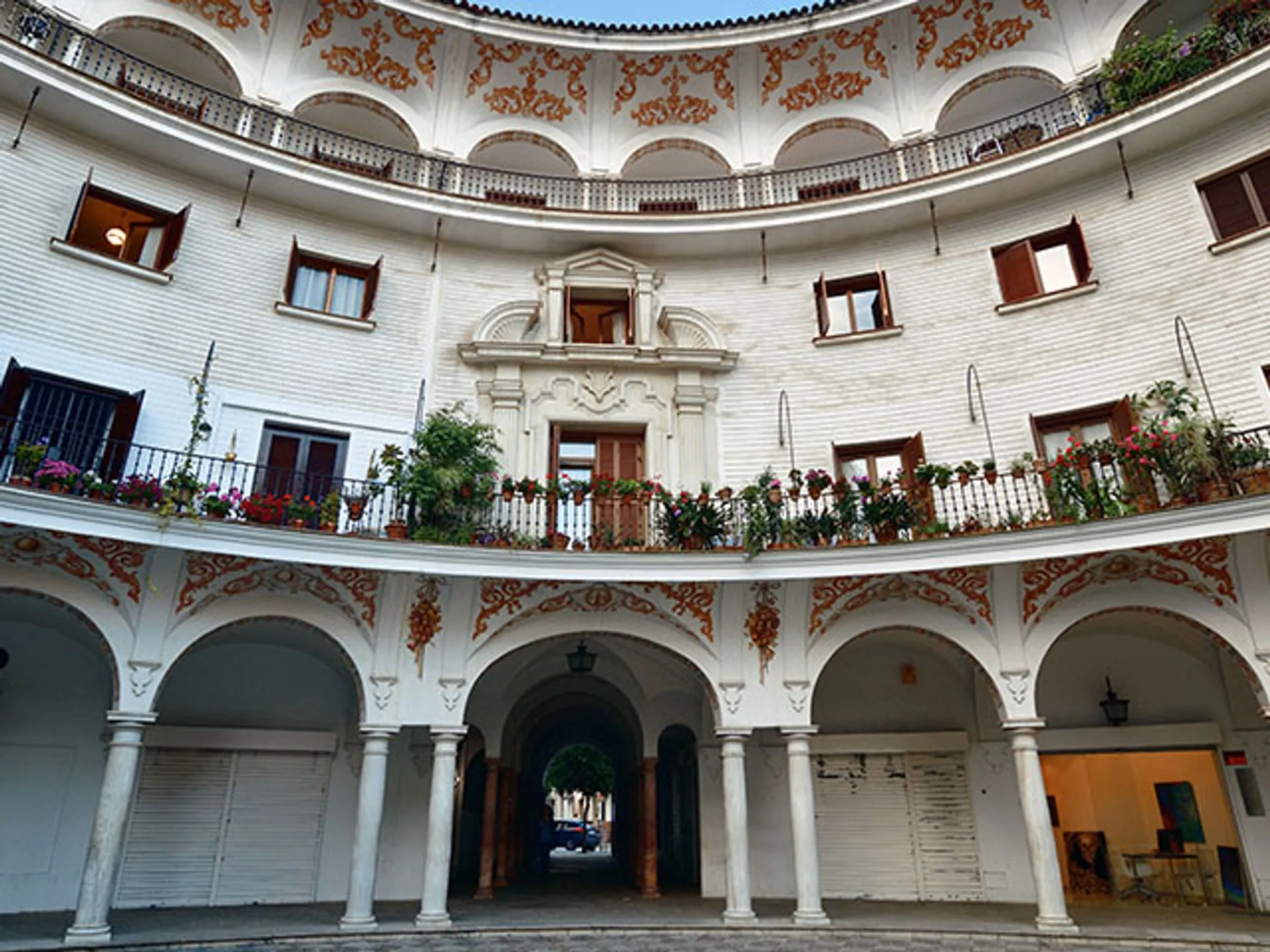 entrada-plaza-cabildo-que-ver-sevilla-guia-viaje-buendiatours.jpg