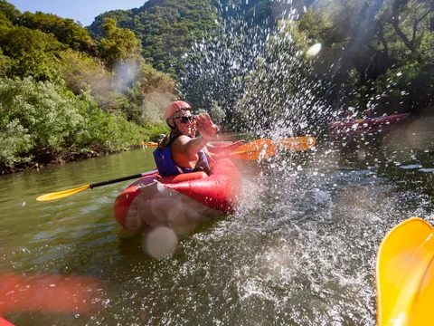 Personas disfrutando del descenso del Sella, Asturias