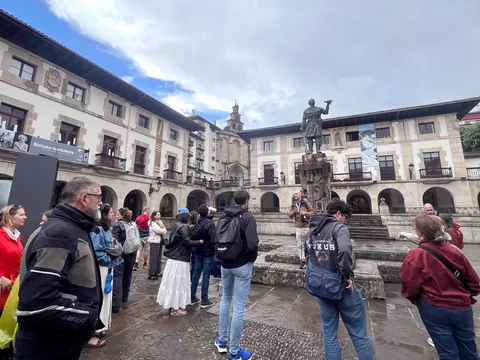 visitando guernika con explicaciones guia buendía