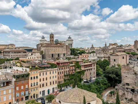Panorámica de los tejados y monumentos históricos del centro de Roma