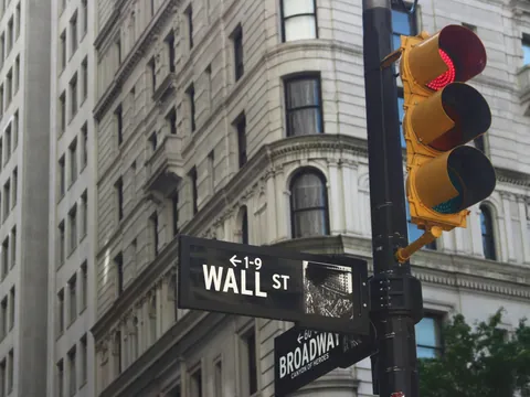 Señal de Wall Street y Broadway en el distrito financiero de Nueva York, Estados Unidos