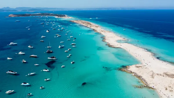 Paseos en barco en Ibiza para descubrir calas escondidas, Formentera y el Mediterráneo desde otra perspectiva