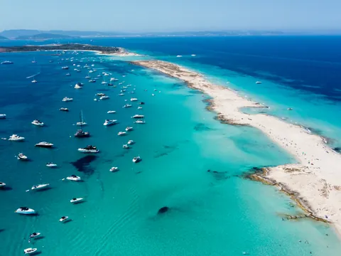 Lengua de arena en las aguas cristalinas de Ses Illetes, Formentera