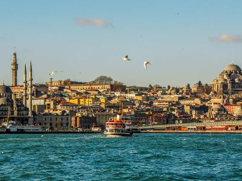 Vista de Estambul desde el mar con barcos y mezquitas, Turquía