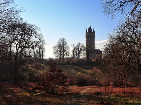 Torre Flatow (Flatowturm) con arquitectura neogótica, vista desde el Parque Babelsberg en Potsdam al atardecer.