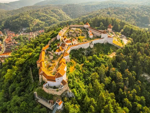 Fortaleza defensiva de Brasov vista desde las alturas.