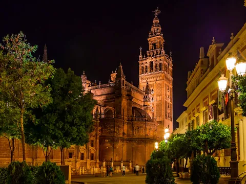 free tour nocturno Sevilla misterios leyendas visita guiada gratis Giralda Patio Banderas