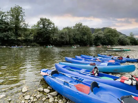 Grupo de canoas listas para el descenso del Sella