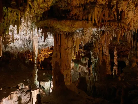 Estalactitas y columnas naturales en las Cuevas del Hams, Mallorca