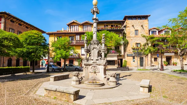 La plaza de los 3 Caños de Comillas, Cantabria