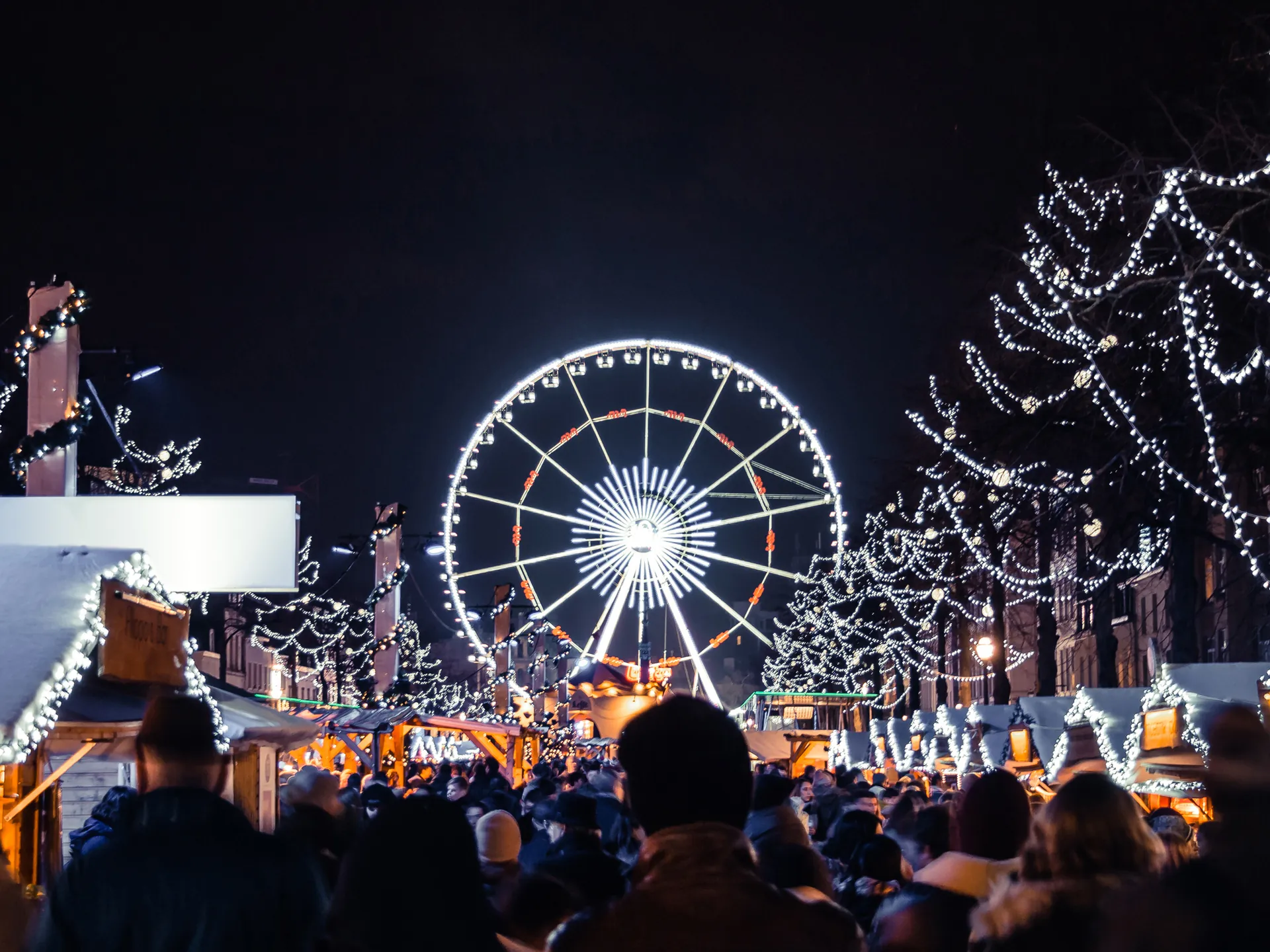 Mercados navideños y noria de Bruselas en Navidad con luces iluminados - Navidad en Bélgica - Blog - Buendía Tours
