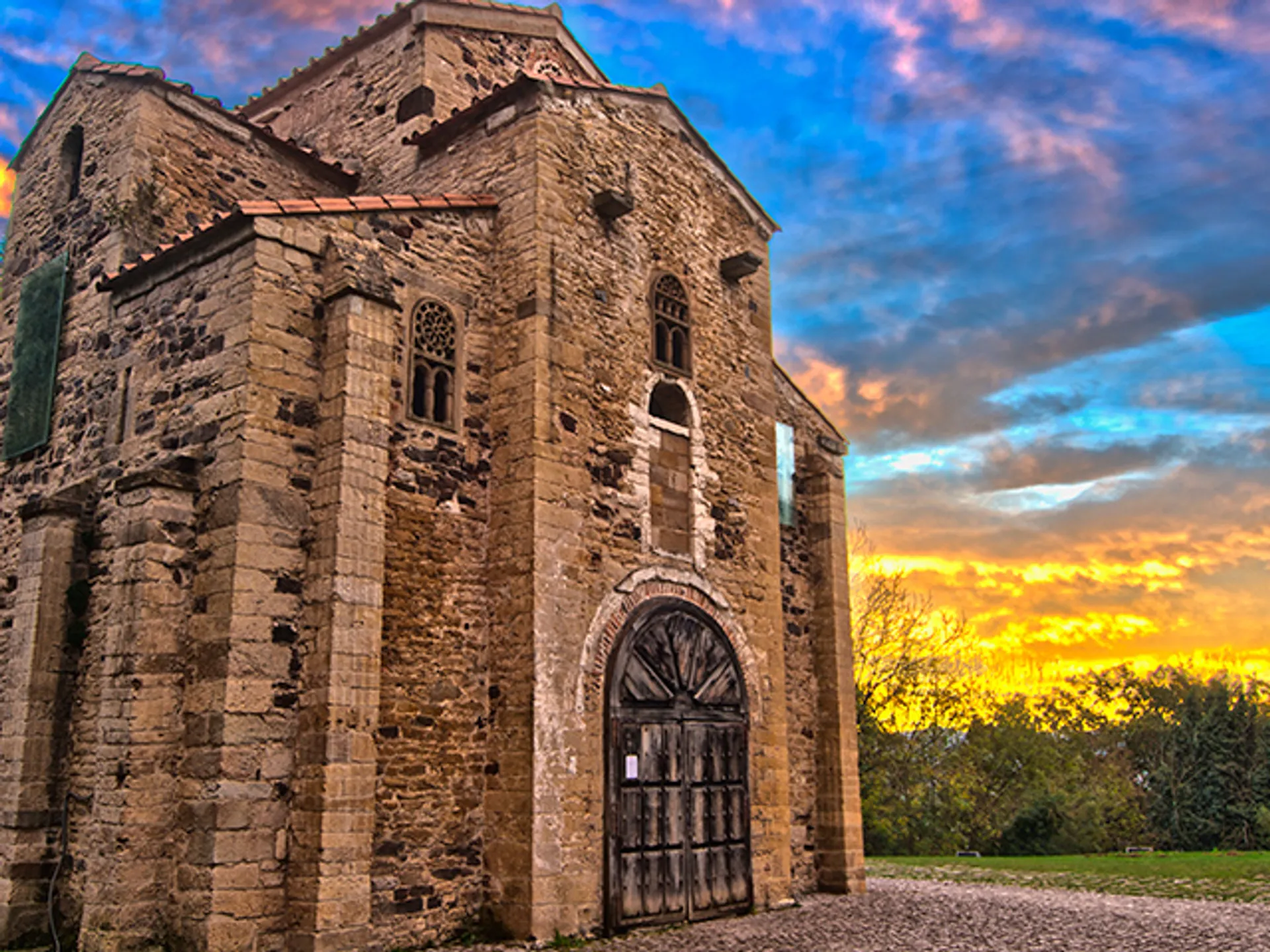 Atardecer en la Iglesia de San Miguel de Lillo de Oviedo
