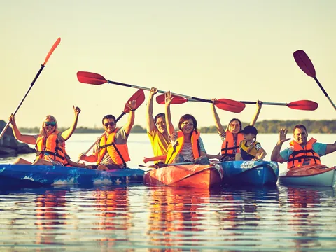 Grupo de amigos en excursión en kayak en Llanes, Asturias, actividad en grupo