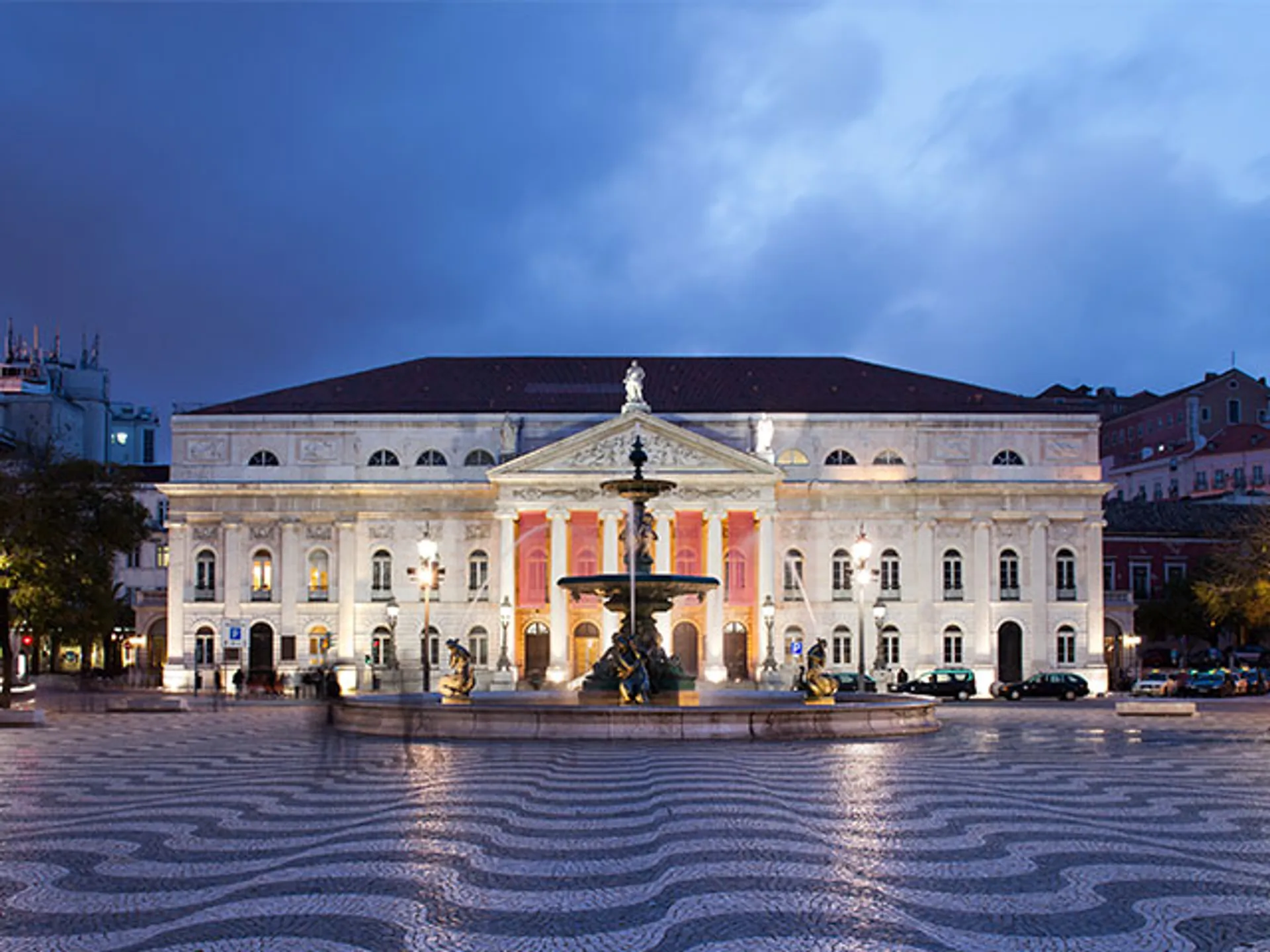 Plaza del Rossio en Lisboa con fuente y teatro