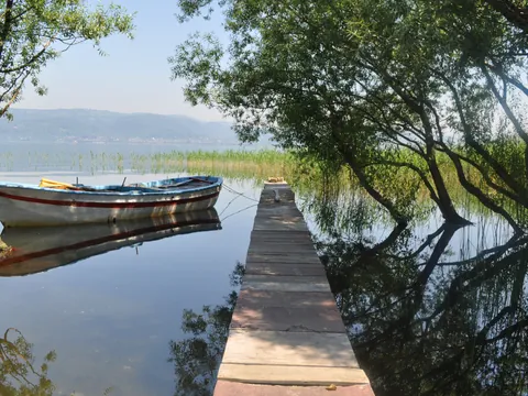 Barca junto al muelle en el lago Sapanca, Turquía