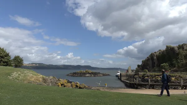 muelle de la isla inchcolm visitantes en el firth of forth escocia