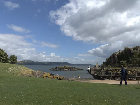 muelle de la isla inchcolm visitantes en el firth of forth escocia