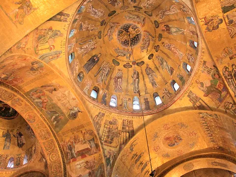 Cúpulas con mosaicos dorados en el interior de la Basílica de San Marcos, Venecia