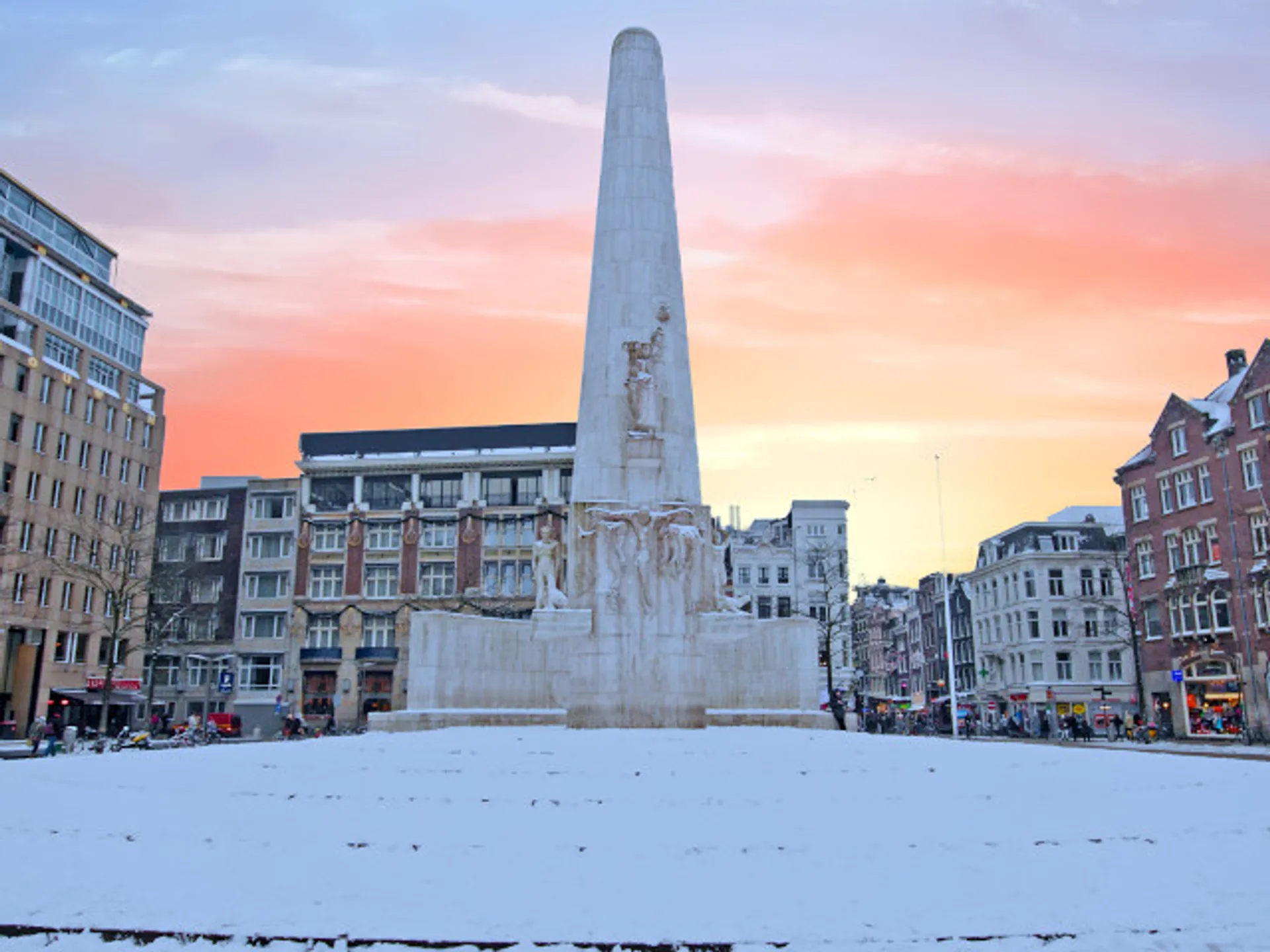 Monumento Nacional de Ámsterdam nevado-Ámsterdam que ver-guía de viaje 