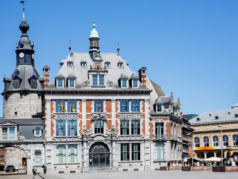 Palacio del Congreso y campanario de Namur, Bélgica, bajo el cielo azul.