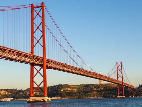 Puente 25 de Abril al atardecer sobre el río Tajo en Lisboa.