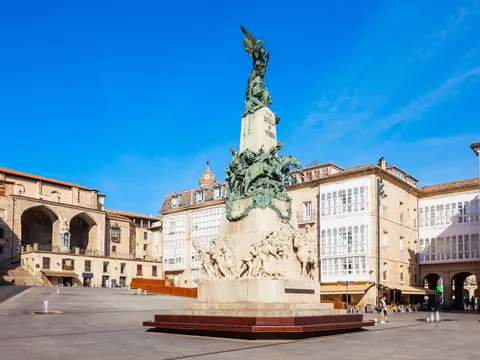 En la plaza de Virgen se pueden contemplar algunos detalles de la batalla de Vitoria.