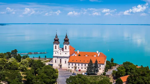 Descubre el lago Balaton y la Abadía de Tihany con una excursión desde la capital húngara.