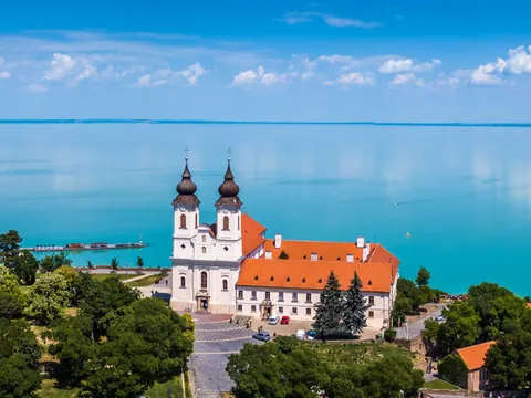 Descubre el lago Balaton y la Abadía de Tihany con una excursión desde la capital húngara.
