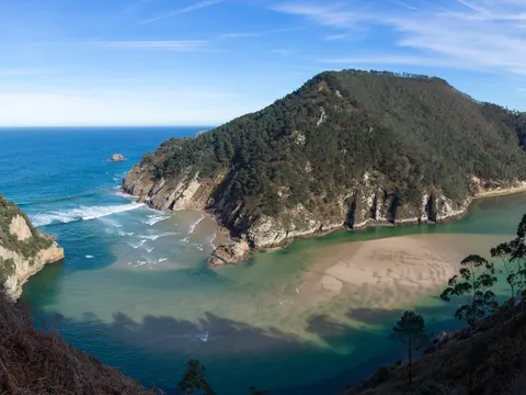 Bahía y acantilados desde el mirador de Pechón, Cantabria.