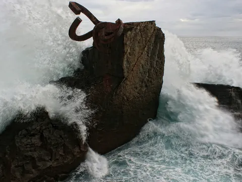 Olas rompiendo en el Peine del Viento en San Sebastián.