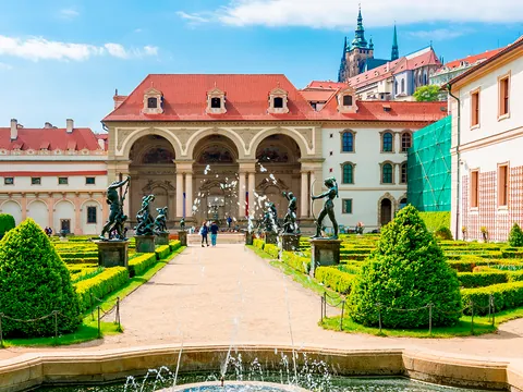 Jardín del Palacio Wallenstein en Praga con setos, esculturas y fuente.