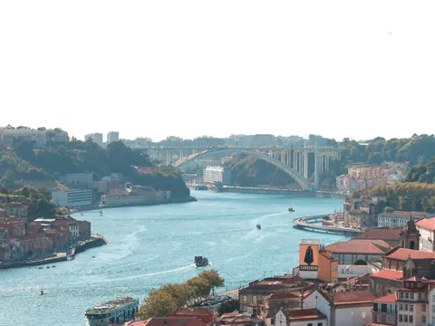 Vista del río Duero en Oporto con el puente de Arrábida al fondo y las casas coloridas de Vila Nova de Gaia.