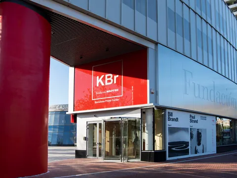 Entrada al centro KBr Fundación MAPFRE Barcelona con carteles de exposiciones