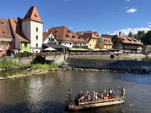 Personas disfrutando de paseo en barca por el río Moldava en Paseo en barca por el río Moldava, Český Krumlov, República Checa