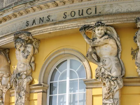 Detalle de esculturas y fachada amarilla del Palacio de Sanssouci en Potsdam