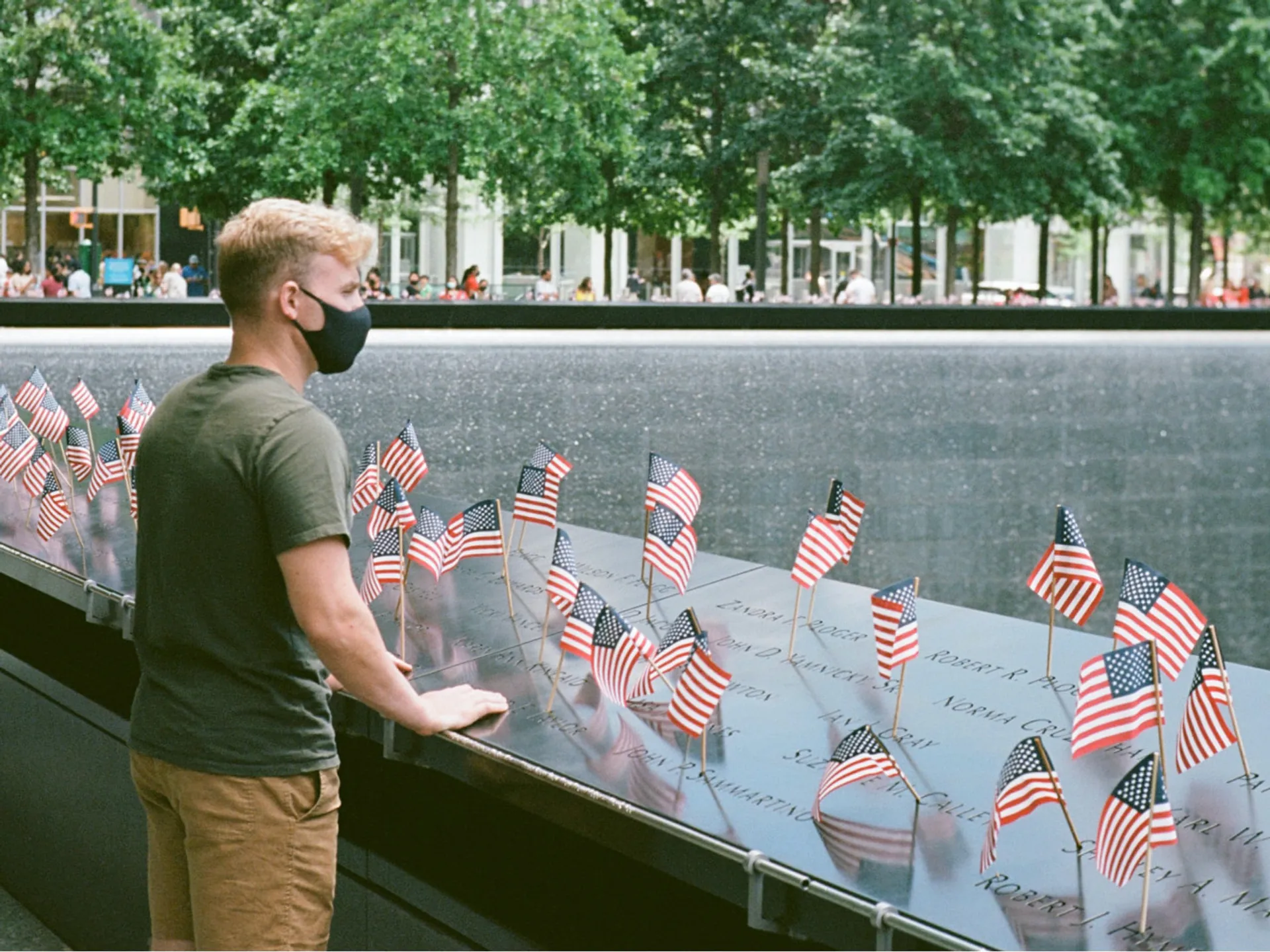Turista en el World Trade Center de Nueva York - Museo Memorial del 11-S - Qué ver en Nueva York - Guía de Viajes Nueva York - Buendía Tours